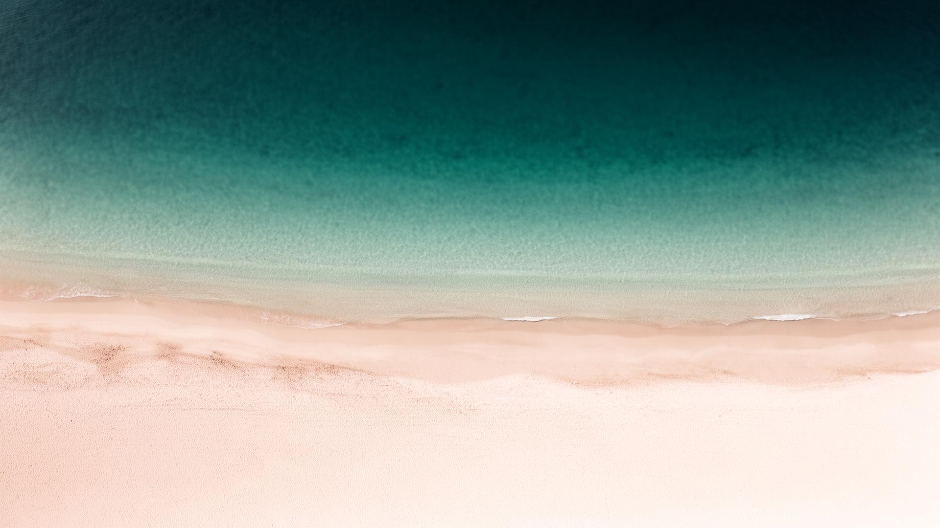 Vue aérienne élégante et intemporelle de la mer Méditerranée rencontrant une plage de sable clair