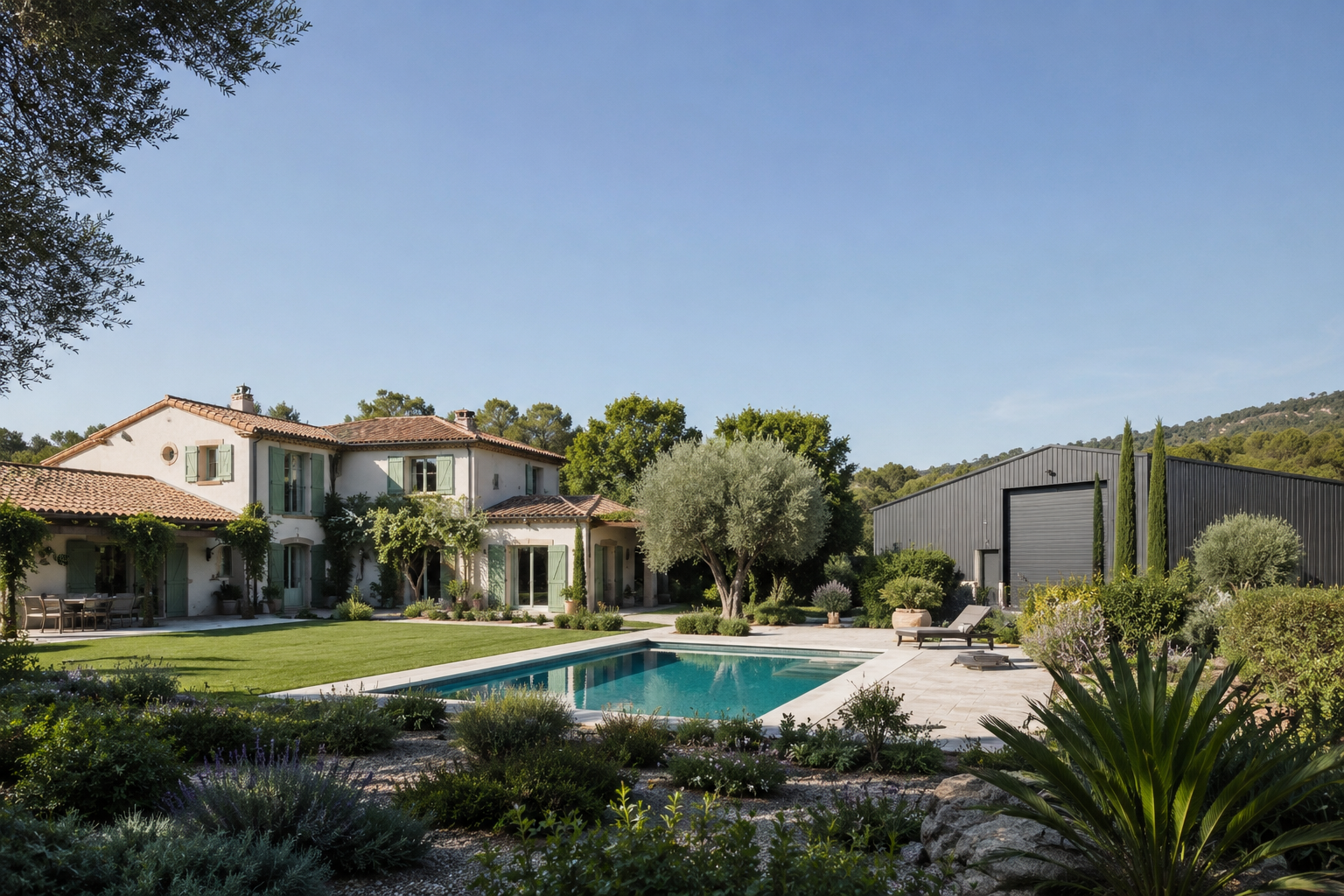 Mas provençal avec piscine, jardin paysager et oliviers sous un ciel d'azur